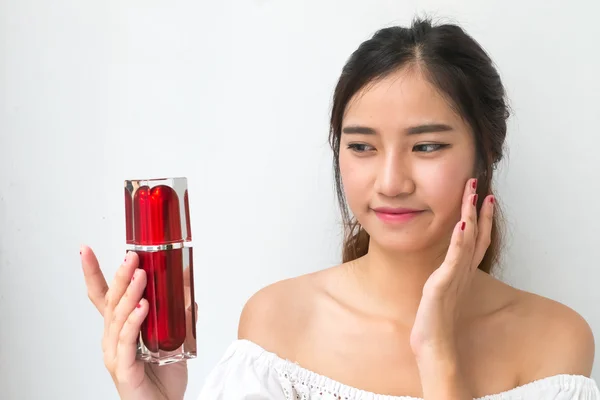 Hermosa mujer aplicando crema cosmética, aislado con recorte pa — Foto de Stock