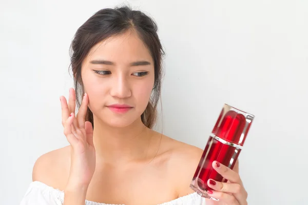 Hermosa mujer aplicando crema cosmética, aislado con recorte pa — Foto de Stock