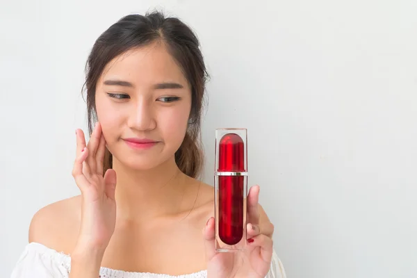 Hermosa mujer aplicando crema cosmética, aislado con recorte pa — Foto de Stock