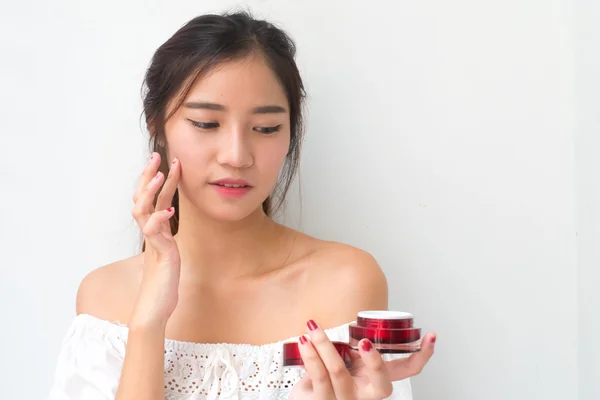 Schöne Frau Anwendung kosmetischer Creme, isoliert mit Clipping pa — Stockfoto
