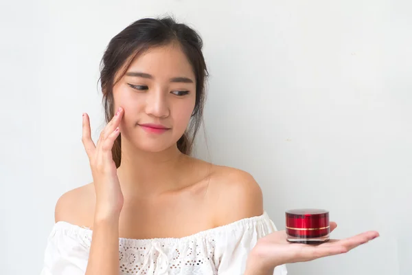 Mooie vrouw toepassing van cosmetische crème, solated met knippen pa — Stockfoto