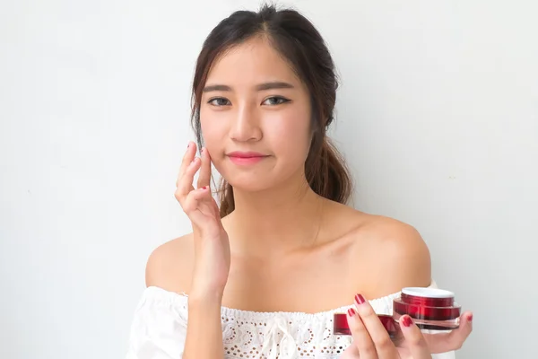 Mooie vrouw toepassing van cosmetische crème, solated met knippen pa — Stockfoto