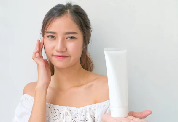 Bodylotion portret van mooie vrouw Camera kijken. Beau — Stockfoto