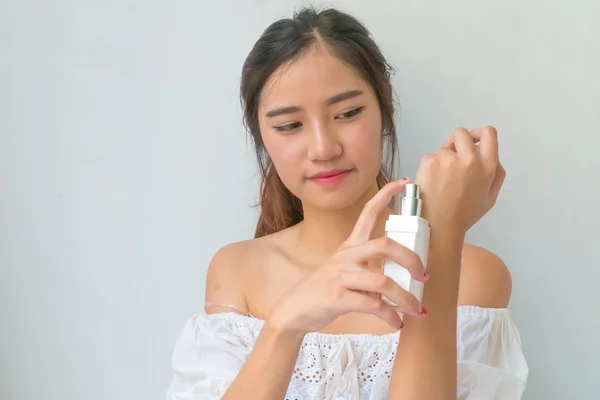Chica con perfume, joven hermosa mujer sosteniendo botella de perfu — Foto de Stock