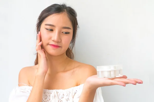 Vrouw, close-up studio op een witte achtergrond. Schoonheid vrouwelijke gezicht w — Stockfoto