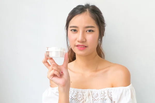 Vrouw, close-up studio op een witte achtergrond. Schoonheid vrouwelijke gezicht w — Stockfoto