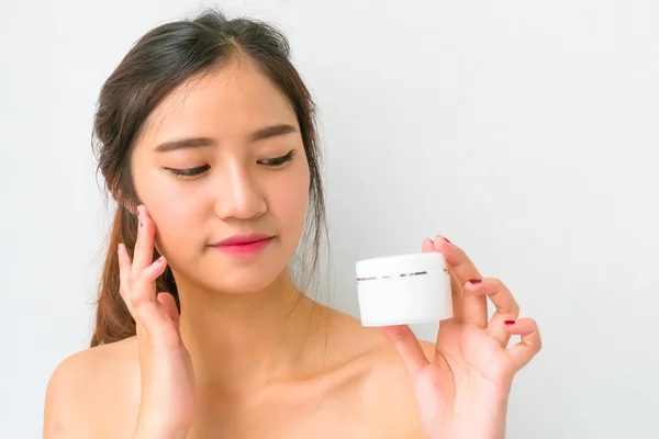 kadın, stüdyo beyaz zemin üzerine kapatın. Güzellik kadın yüzü w