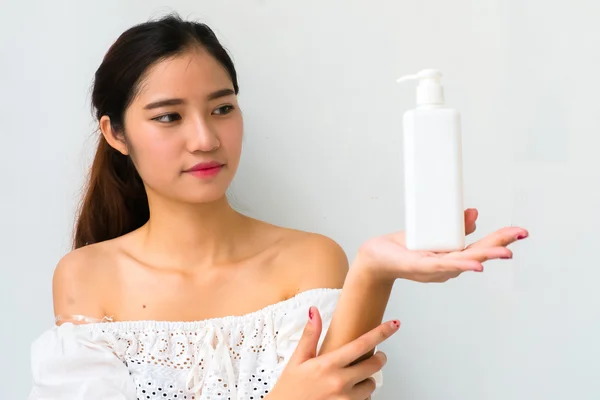 Bodylotion portret van mooie vrouw Camera kijken. Beau — Stockfoto