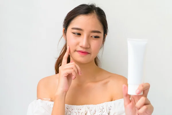 Aziatische vrouw met behulp van een natuurlijke huidverzorging product, moisturizer of lo — Stockfoto
