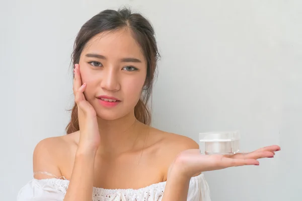 Frau, Nahaufnahme Studio auf weißem Hintergrund. Schönheit weibliches Gesicht w lizenzfreie Stockfotos