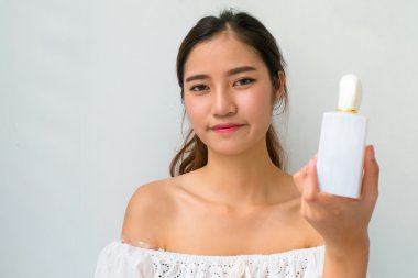 Parfüm, p şişe tutan genç güzel kadın kızla