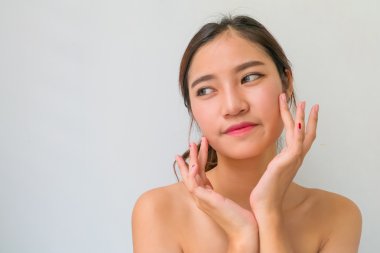 Güzel bir kadın model beyaz arka plan üzerinde portresi