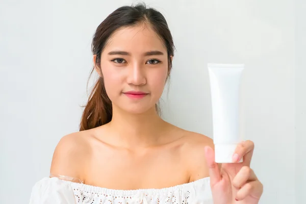 Aziatische vrouw met behulp van een natuurlijke huidverzorging product, moisturizer of lo — Stockfoto