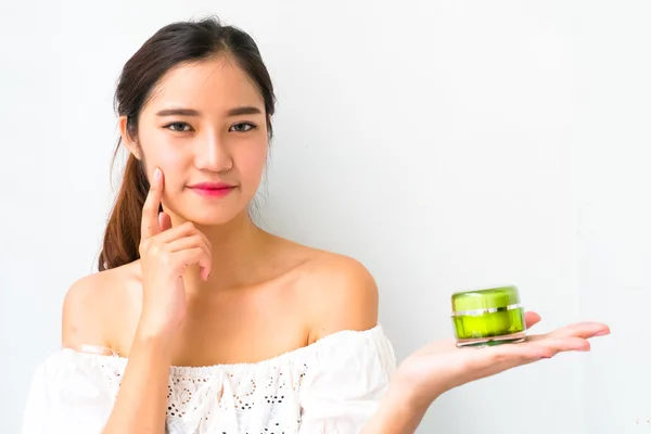 Hermosa mujer asiática utilizando un producto natural para el cuidado de la piel, hidratación — Foto de Stock