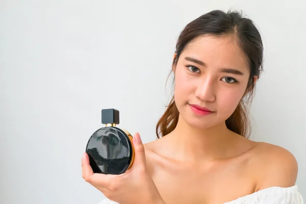 Het meisje met parfum, jonge mooie vrouw met fles p — Stockfoto