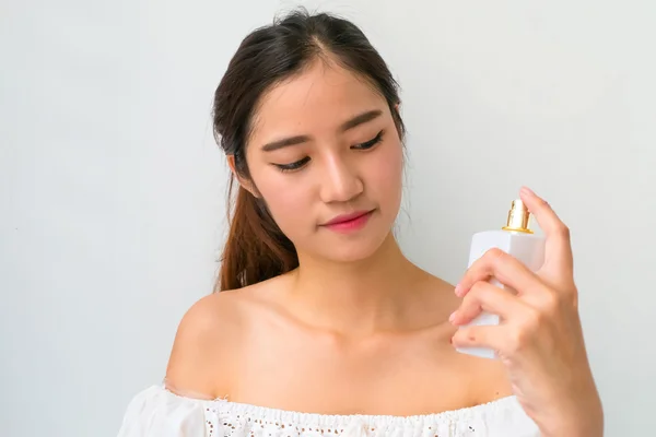 La chica con perfume, joven hermosa mujer sosteniendo la botella de p — Foto de Stock