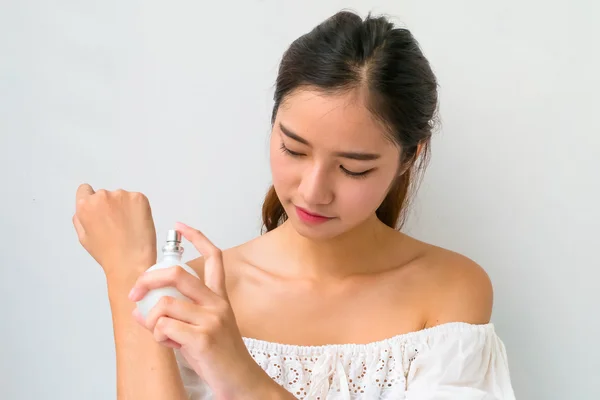 A menina com perfume, jovem bela mulher segurando garrafa de p — Fotografia de Stock