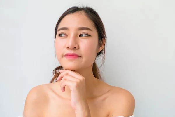 Mooie vrouw met een gezonde schone huid presenteren iets op — Stockfoto