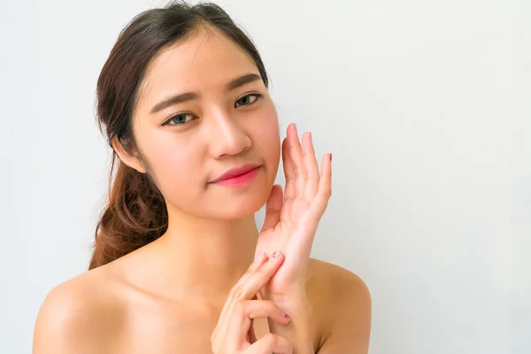 O retrato de uma bela modelo feminina sobre fundo branco — Fotografia de Stock