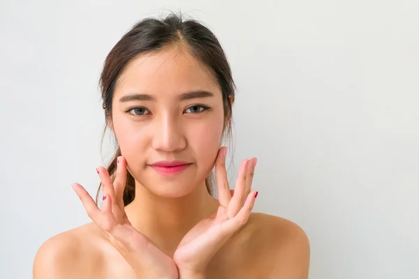 El Retrato de una hermosa modelo femenina sobre fondo blanco — Foto de Stock