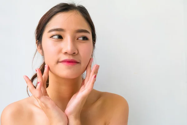 O retrato de uma bela modelo feminina sobre fundo branco — Fotografia de Stock