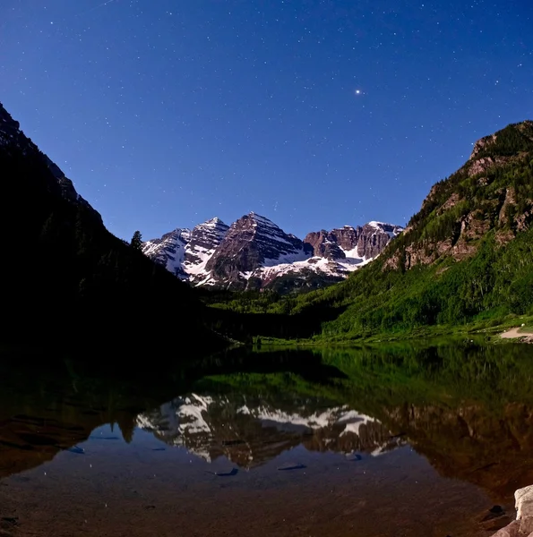 Maroon Bells and starry sky reflection in lake at night. — Stock Photo, Image