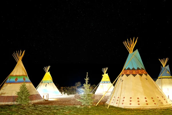Campeggio in American First Nation Teepee di notte sotto le stelle . — Foto Stock
