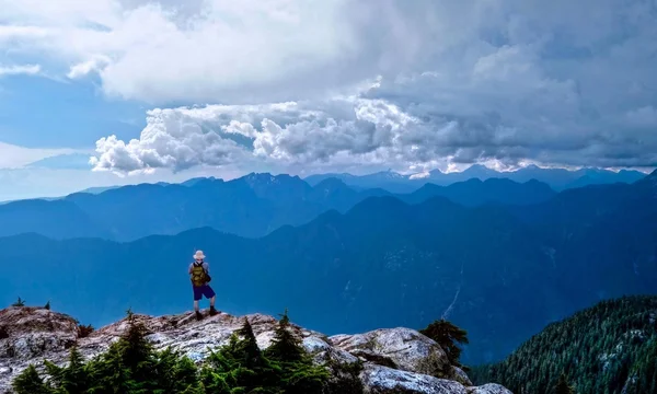 Hombre excursionista en la cima de la montaña . — Foto de Stock