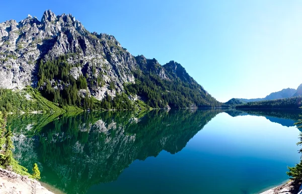 Reflexión en aguas tranquilas . — Foto de Stock