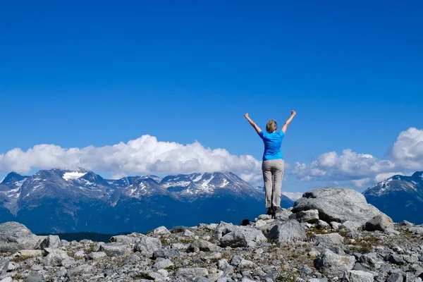 Mujer en pose exitosa en la cima de la montaña . — Foto de Stock