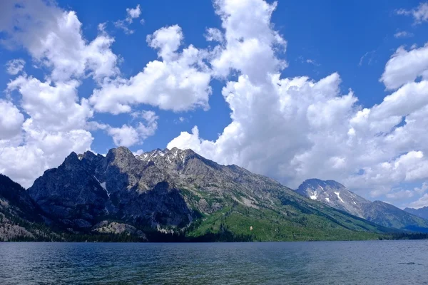 Cielo azul con nubes y montañas junto al lago . — Foto de Stock