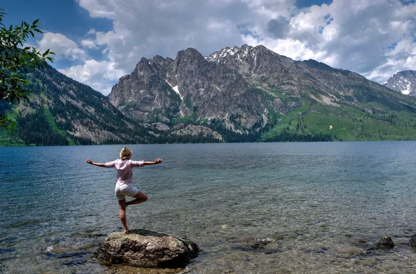 Mujer en forma en yoga posan meditando en la naturaleza . — Foto de Stock