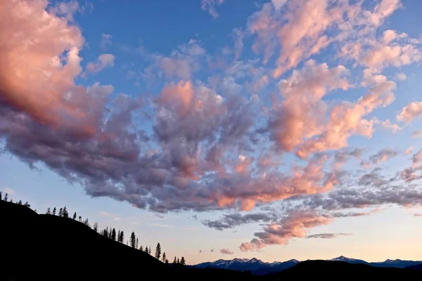 Pink Sunrise over Snowcapped Mountains. — Stock Photo, Image