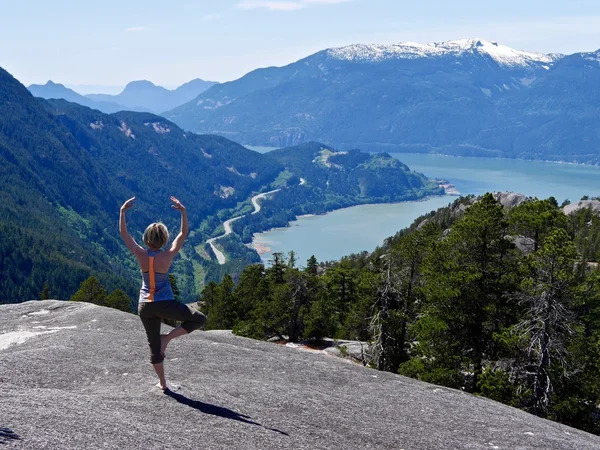 Fit Mulher em Yoga Pose Meditação. Vista das Montanhas e Oceano . — Fotografia de Stock