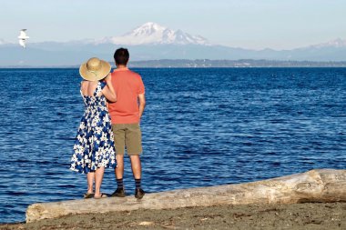 Plaj sarılmak adam ve kadın. 