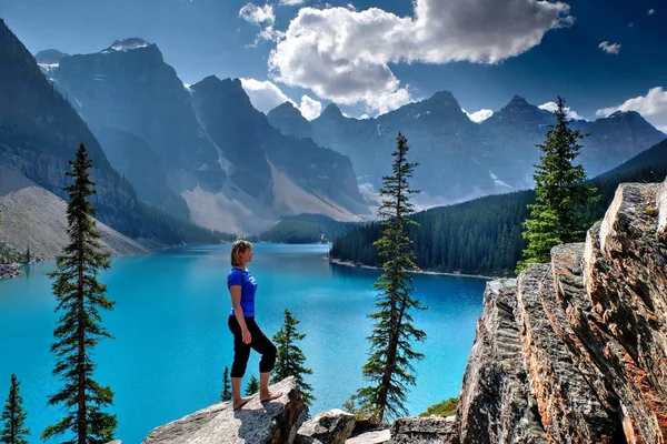 Nő látszó-on kilátás nyílik a tóra és a hegyekre. — Stock Fotó