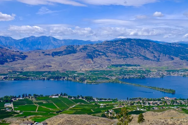 Kebun-kebun, kebun-kebun anggur, danau dan pegunungan . — Stok Foto