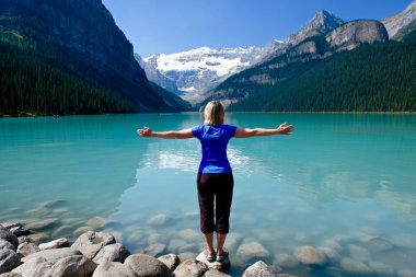 Kadın su tarafından meditasyon yoga poz. 