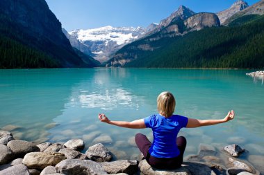 Kadın su tarafından meditasyon yoga poz. 