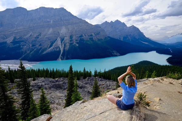 Mujer relajante por el lago y las montañas . — Foto de Stock