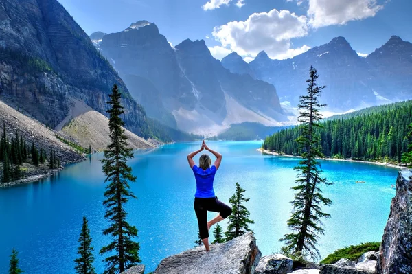 Woman relaxing by lake and mountains. — Stock Photo, Image