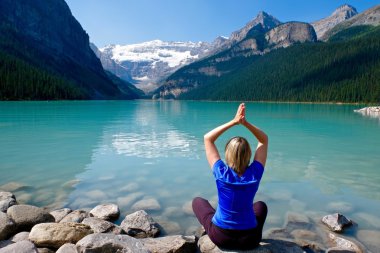 Kadın su tarafından meditasyon yoga poz. 