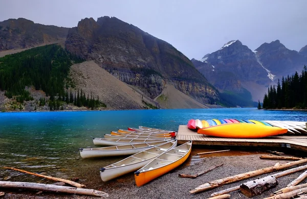 ЦВЕТНЫЕ Лодки на озере . — стоковое фото