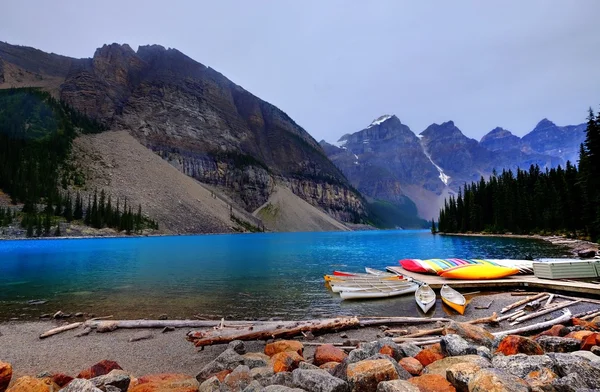 Kleurrijke boten op lake. — Stockfoto