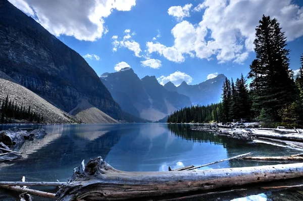 Lac calme avec reflet de montagnes . — Photo