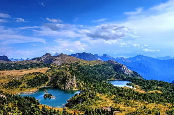 Sunshine Çayırlığında iki Alp göl. — Stok fotoğraf