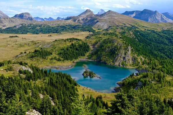 Lago alpino en Sunshine Meadows . — Foto de Stock