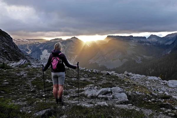 Mujer viendo atardecer en las montañas . — Foto de Stock