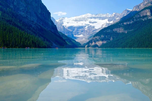 Turquoise alpine lake, mountains, glacer and reflections. — Stock Photo, Image