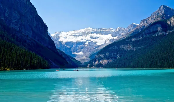 Boten in lake Louise onder gletsjer. — Stockfoto